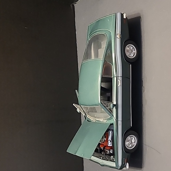🚘69 Green Plymouth Barracuda 1:18 scale Die Cast collector car - Picture 4 of 11